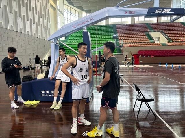 ue, 广东男篮随, src